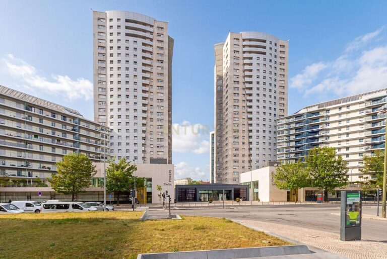 Apartamento T2 Twin Towers com Garagem - imagem 01