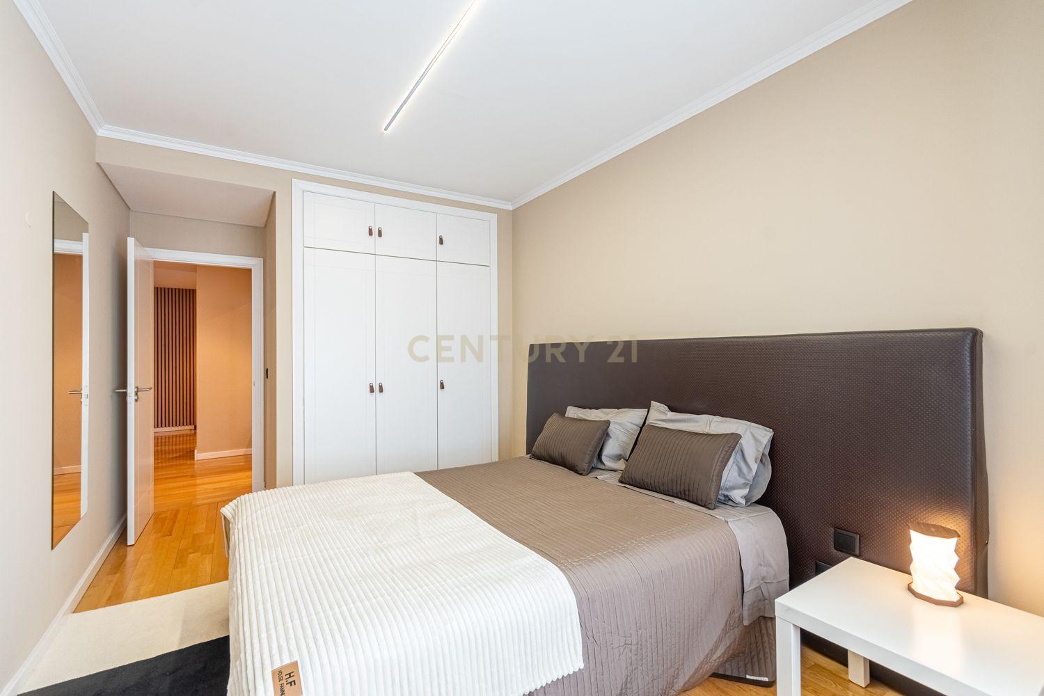 Apartamento T2 Twin Towers com Garagem - imagem 11