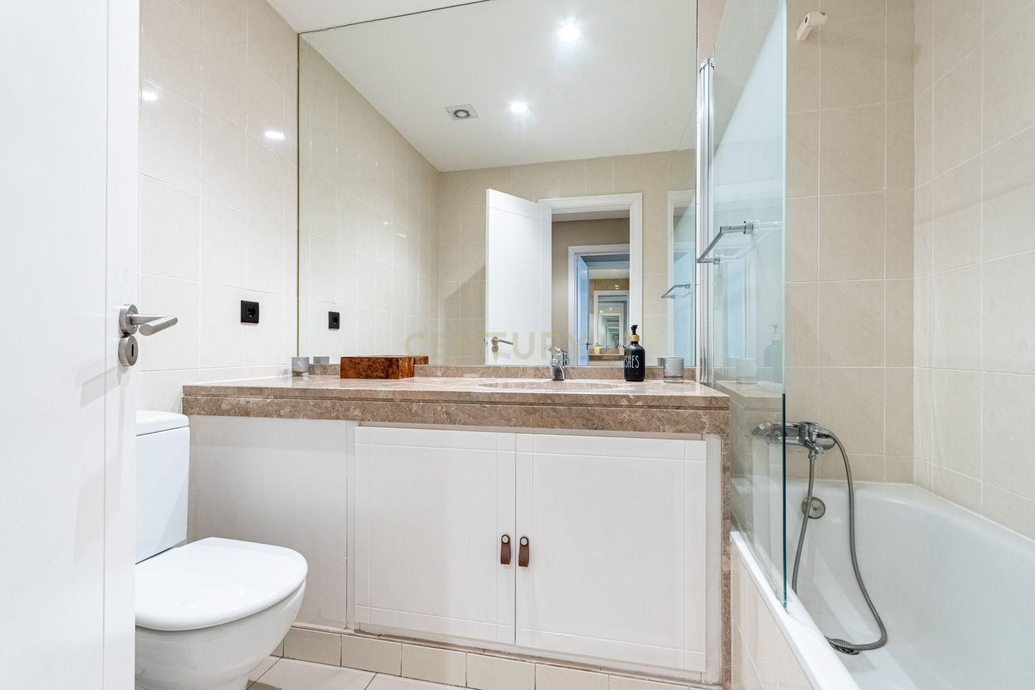 Apartamento T2 Twin Towers com Garagem - imagem 13