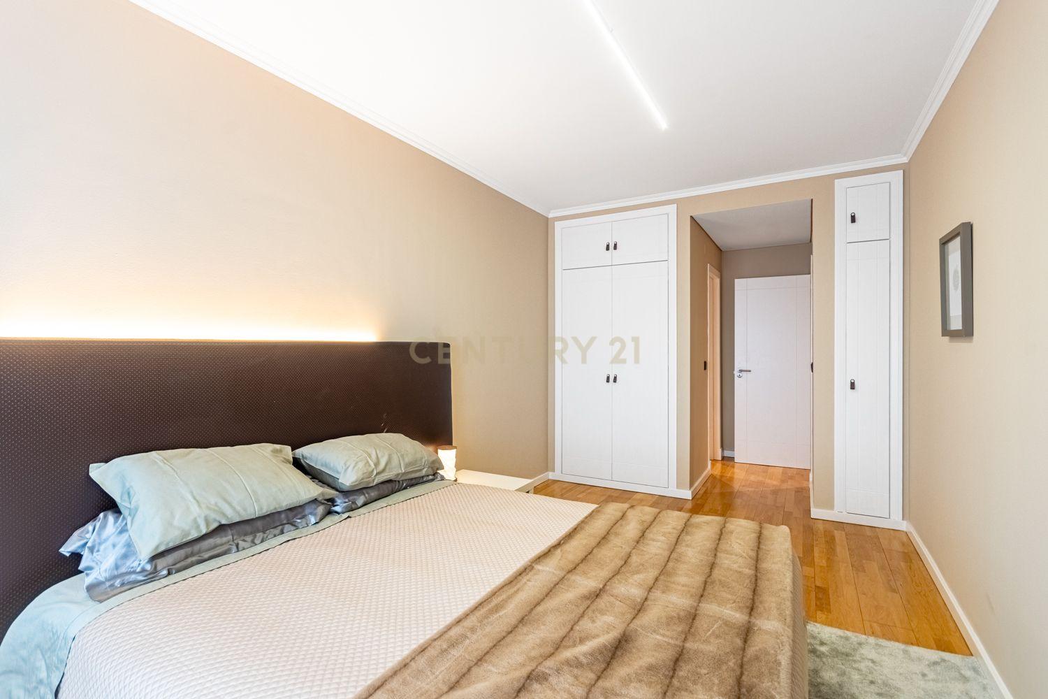 Apartamento T2 Twin Towers com Garagem - imagem 14