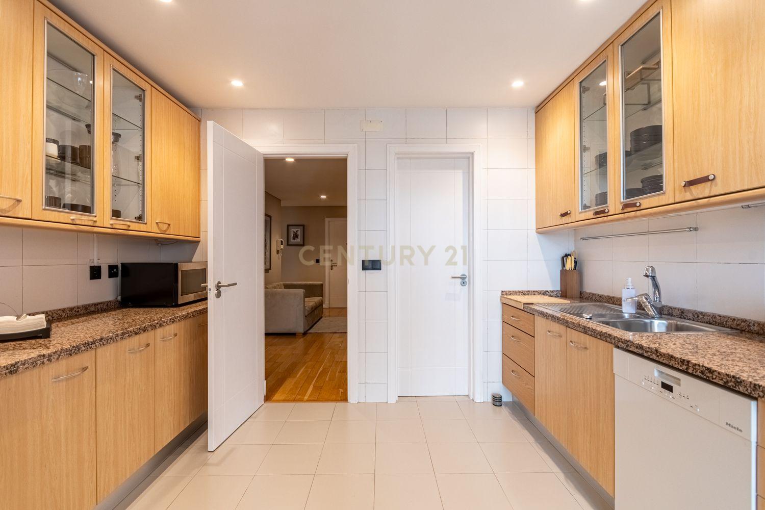 Apartamento T2 Twin Towers com Garagem - imagem 19