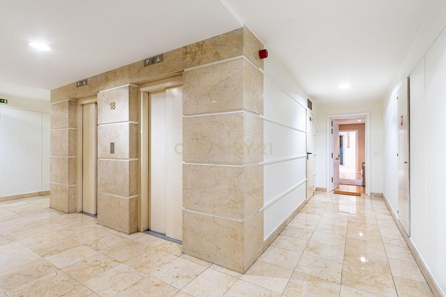 Apartamento T2 Twin Towers com Garagem - imagem 22