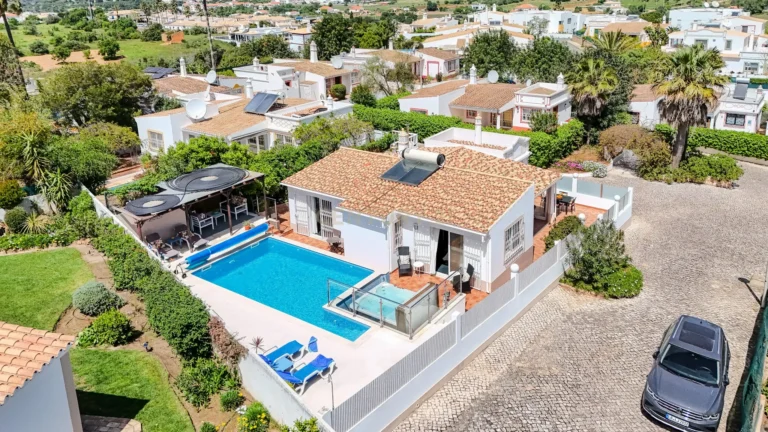 Moradia T2 c/ piscina aquecida e jacuzzi - Uma pérola em Quinta dos Alamos, Guia - imagem 01