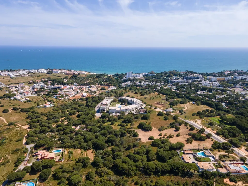 Moradia 5 Quartos, com espaços amplos e conforto absoluto. Piscina, Sala de Cinema e Garagem em Box. Monte da Balaia ,Olhos de Água, Albufeira - imagem 40