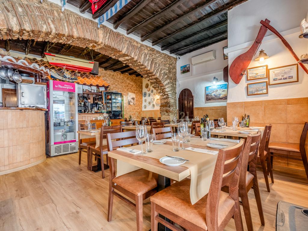 Prédio com restaurante em Alvor – imagem 11