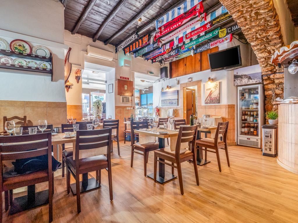 Prédio com restaurante em Alvor – imagem 12