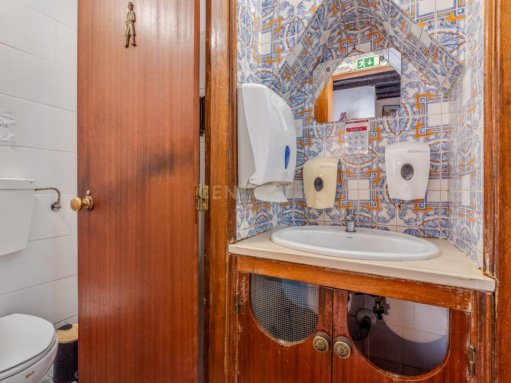 Prédio com restaurante em Alvor – imagem 13