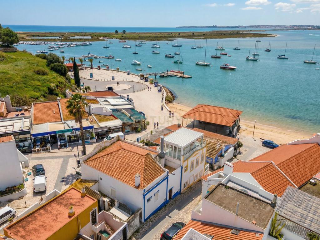 Prédio com restaurante em Alvor – imagem 14