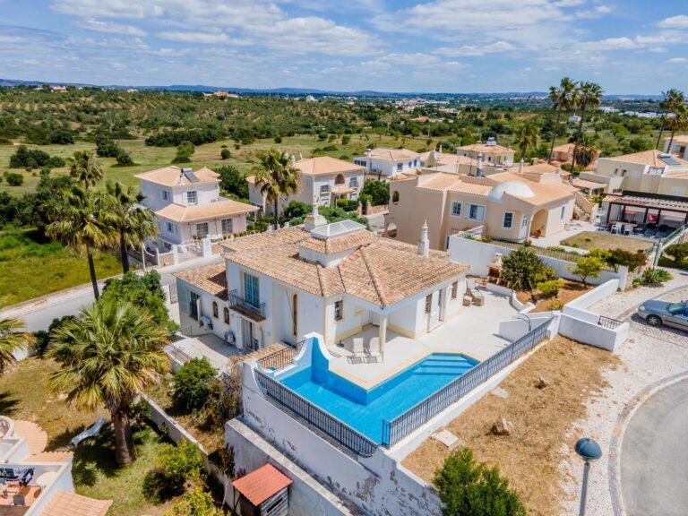 Moradia Isolada com 3 Quartos, Piscina e Garagem em Albufeira — C0384-00357 — imagem 01